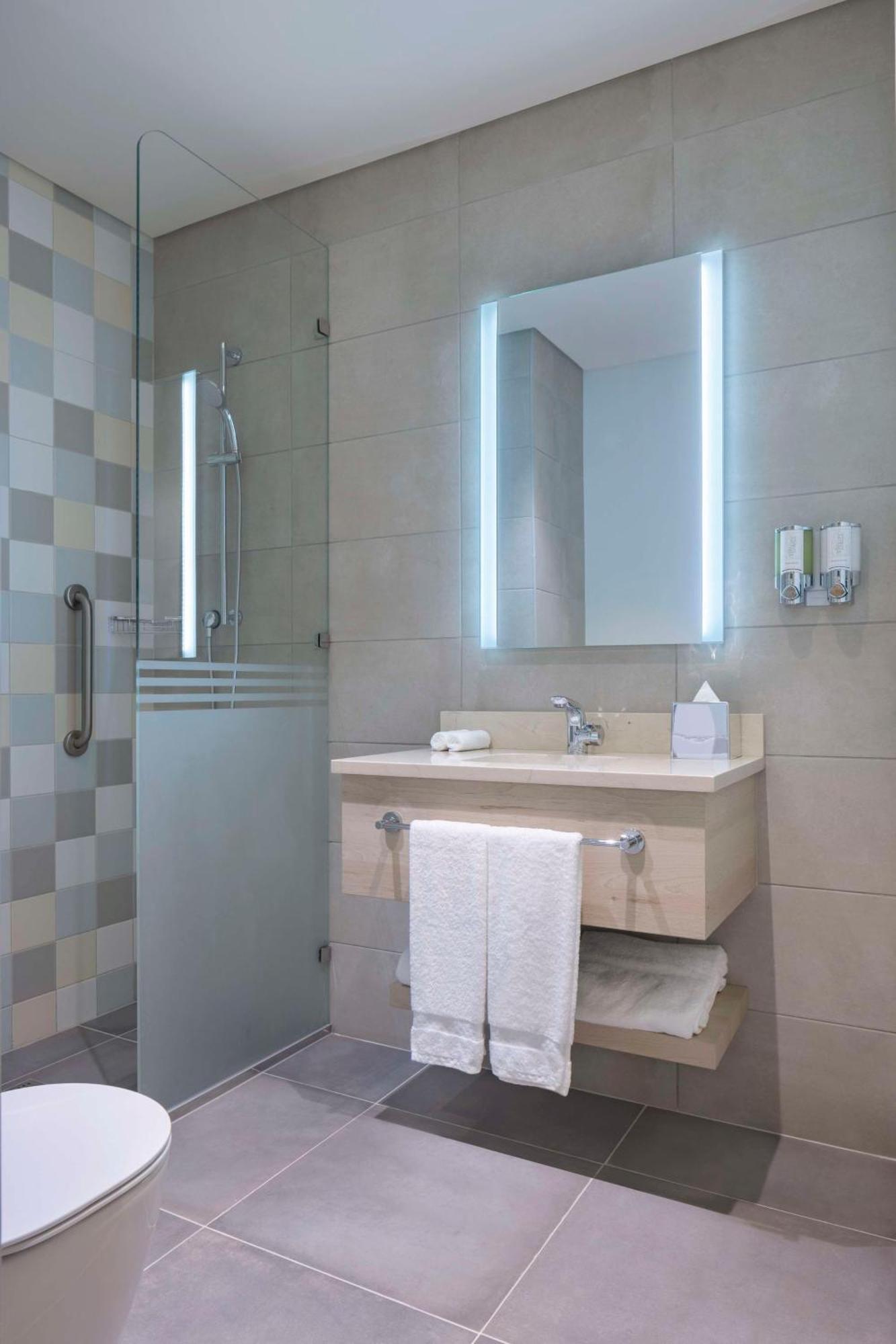 Отель Hampton By Hilton Doha Old Town Экстерьер фото