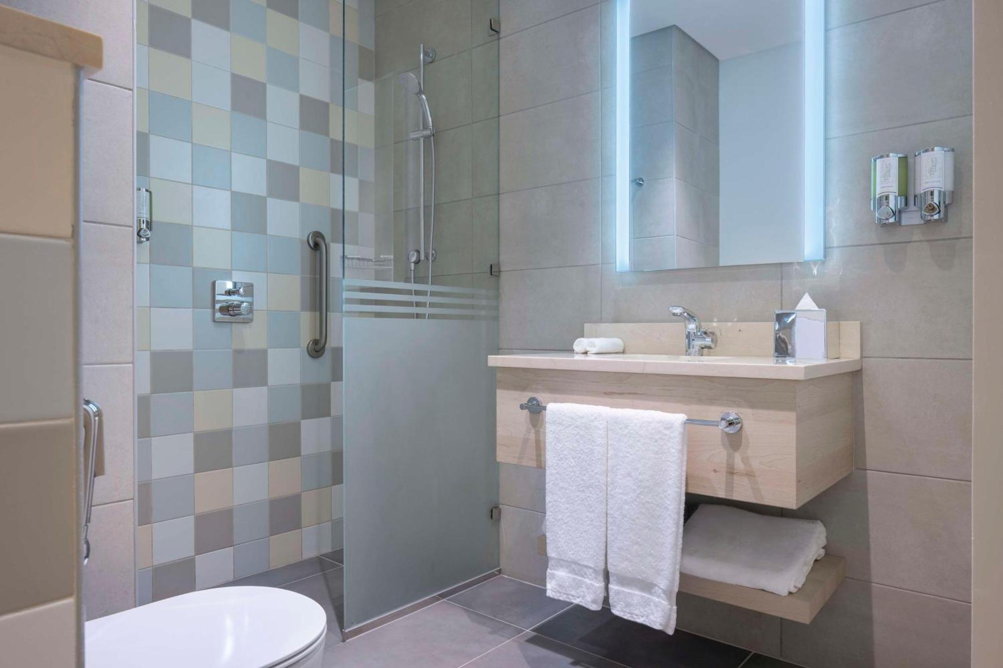 Отель Hampton By Hilton Doha Old Town Экстерьер фото