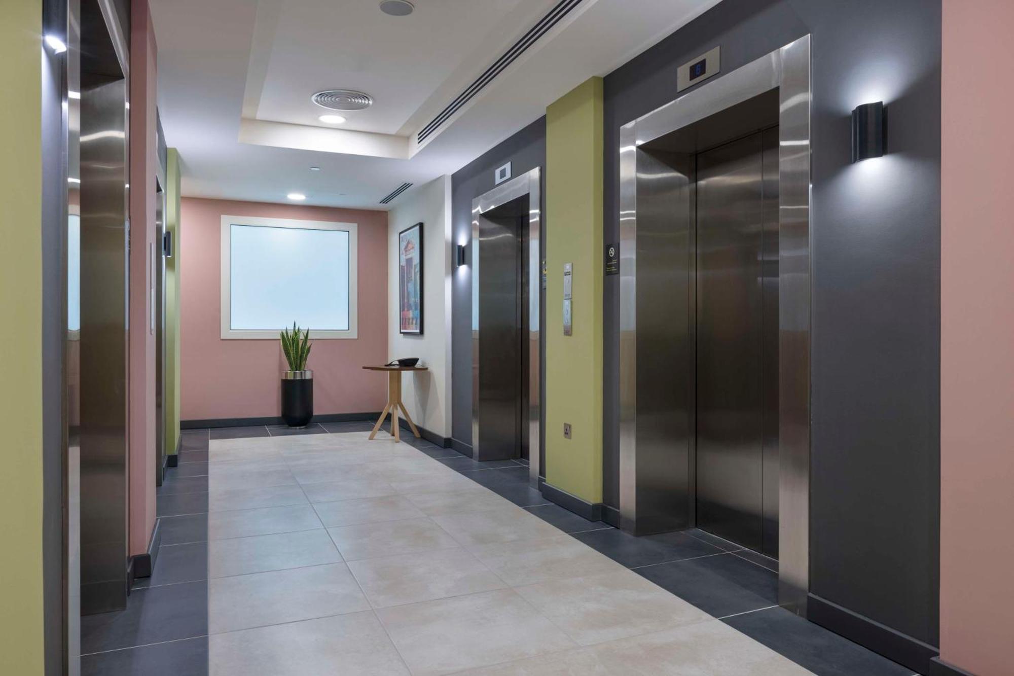 Отель Hampton By Hilton Doha Old Town Экстерьер фото